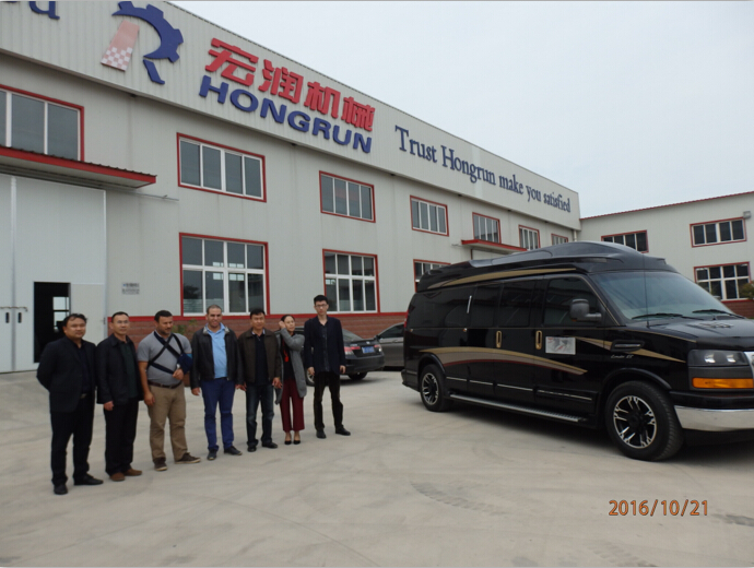 阿爾及利亞客戶(hù)訂購(gòu)蛋托機(jī)合影