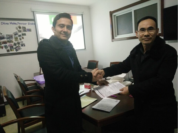 巴基斯坦客戶(hù)訂購(gòu)餐盒機(jī)合影