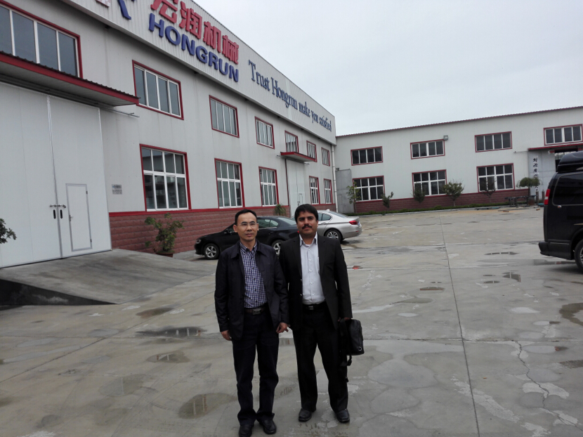 伊朗客戶(hù)訂購(gòu)蛋托機(jī)合影